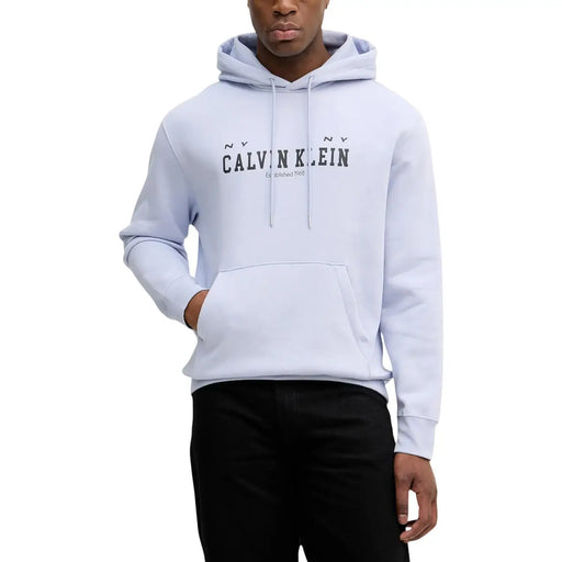 Calvin Klein Jeans Herren-Hoodie aus lila Baumwolle mit schwarzem Logo und passenden Kordelzügen für die Freizeit.
