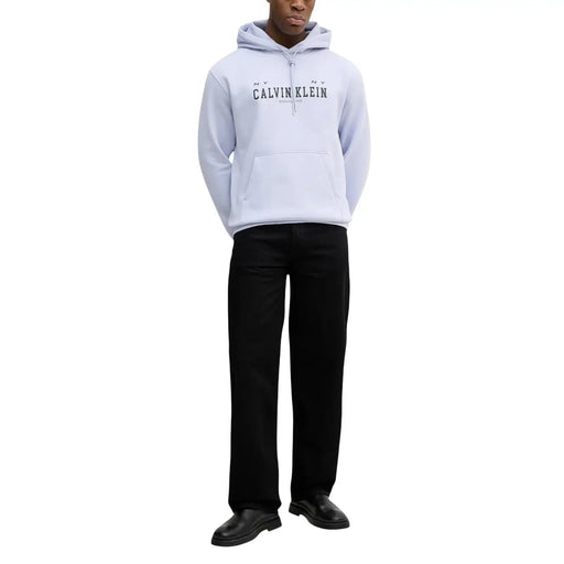 Hellblau Calvin Klein Jeans Herren-Hoodie aus lila Baumwolle mit schwarzer Schrift und Vordertasche im Kapuzenpullover-Stil