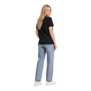 Calvin Klein Jeans Schwarzes klassisches schwarzes Baumwoll-T-Shirt für Damen, Rückansicht mit dezentem Aufdruck, getragen von einem Model