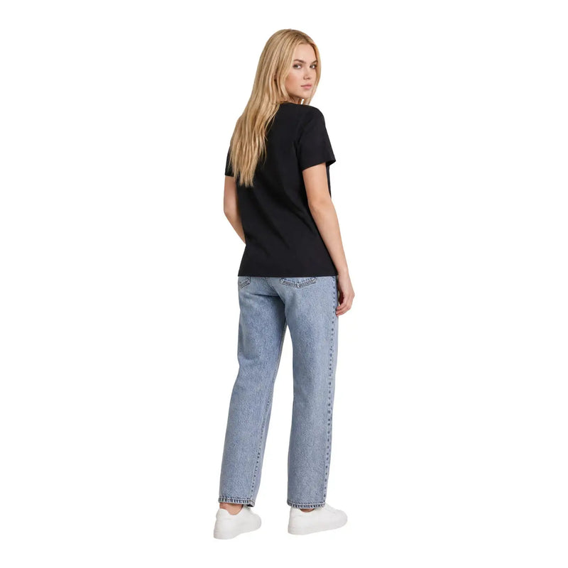 Calvin Klein Jeans Schwarzes klassisches schwarzes Baumwoll-T-Shirt für Damen, Rückansicht mit dezentem Aufdruck, getragen von einem Model