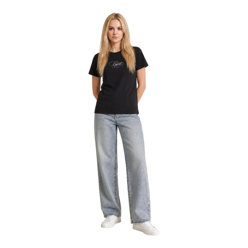 Schwarzes, klassisches Baumwoll-T-Shirt für Damen von Calvin Klein Jeans mit kurzen Ärmeln und dezentem silbernen Logo in Schreibschrift auf der Brust.