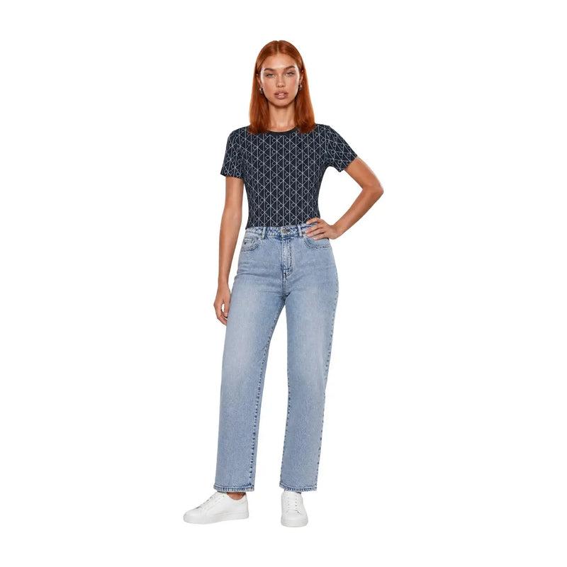 Hellblaue, hochgeschnittene Jeans aus geradem Bein aus Baumwolle, kombiniert mit Calvin Klein geometrisches blaues T-Shirt