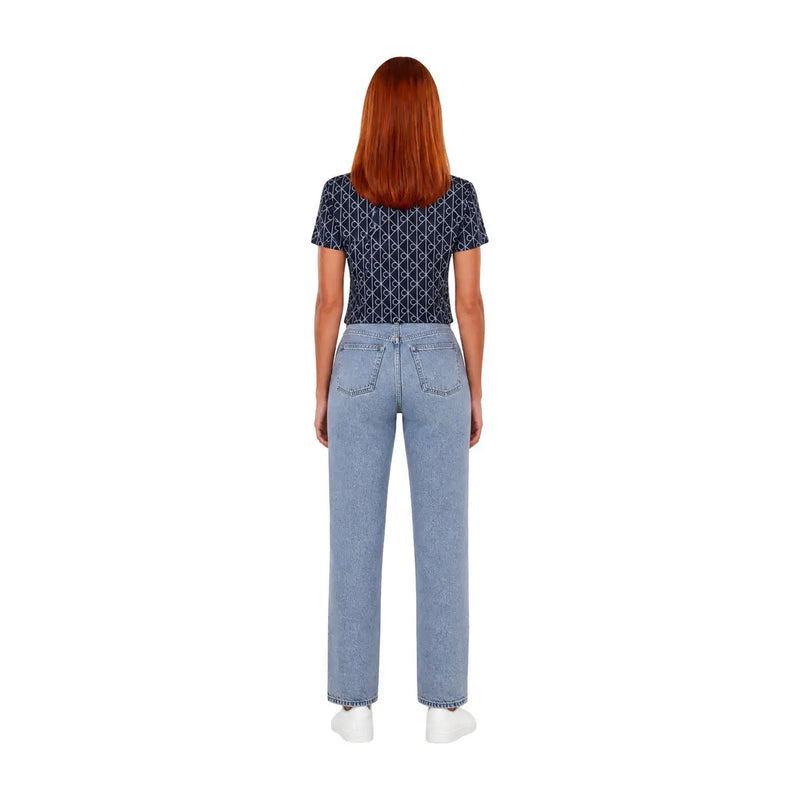 Hellblaue Jeans mit geradem Bein und klassischen Gesäßtaschen, von hinten gesehen