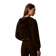 Rückseite eines dunkelbraunen, kurzen Baumwoll-Hoodies mit einem dezenten weißen Calvin Klein-Logo im unteren Rückenbereich.