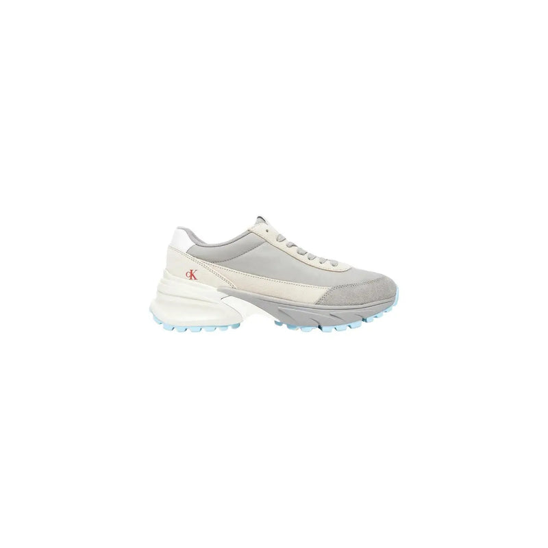 Calvin Klein Jeans Graue, klobige Leder-Sneaker für Damen mit weißen Akzenten und rotem Logo an der Seite