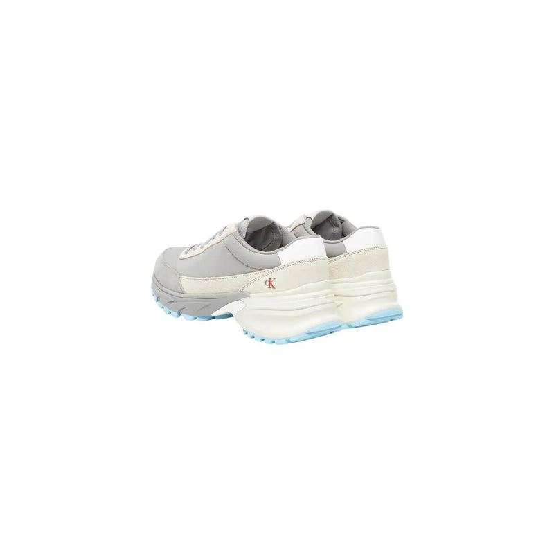 Calvin Klein Jeans Graue Damen-Sneaker aus Leder mit klobiger Sohle, weißen Akzenten und hellblauer Sohle mit Logo an der Seite