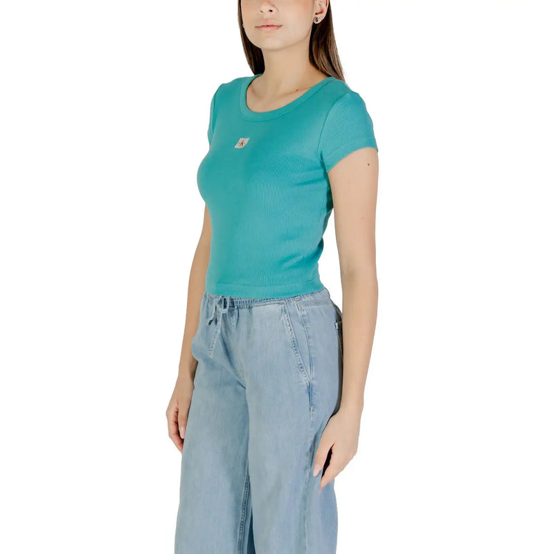 Calvin Klein Jeans Hellblaues, geripptes Damen-T-Shirt mit kurzen Ärmeln und Rundhalsausschnitt sowie einem kleinen Logo-Aufnäher auf der Brust.