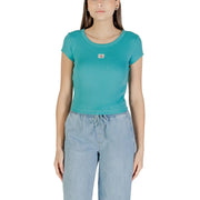 Calvin Klein Jeans Damen hellblaues, geripptes Kurzarm-Crop-Top top mit kleinem Logo-Patch auf der Brust aus Baumwollmischgewebe