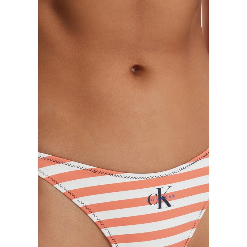 Korallenfarbenes und weiß gestreiftes Calvin Klein Jeans-Bikinihöschen mit marineblauem Logo und Rückansicht