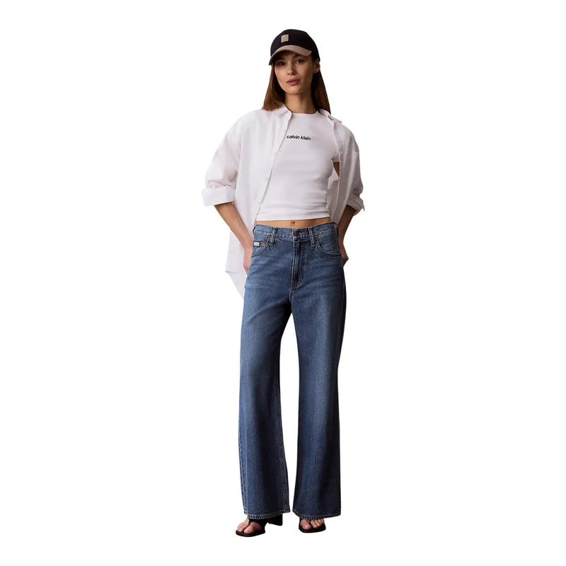 Blaue, weite Jeans kombiniert mit einem weißen Calvin Klein Jeans-Damen-T-Shirt aus Baumwolle mit Rundhalsausschnitt (Vorderansicht)