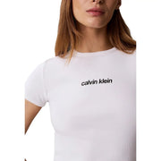 Weißes, geripptes Baumwoll-T-Shirt von Calvin Klein mit kurzen Ärmeln, schwarzer Logostickerei und Rundhalsausschnitt für Damen
