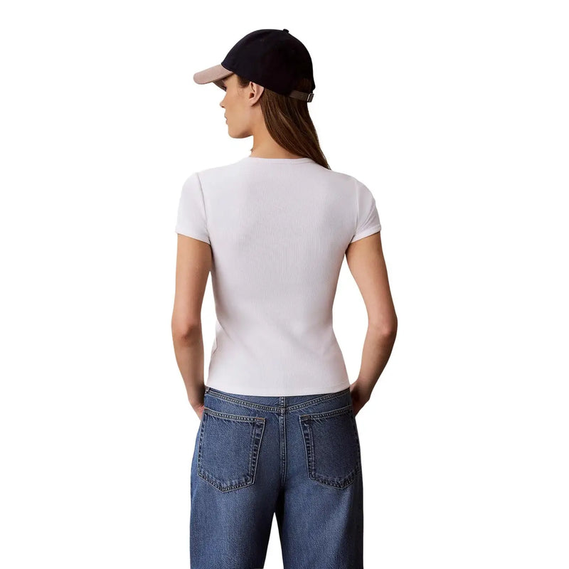Calvin Klein Jeans Damen weißes, tailliertes Baumwoll-T-Shirt mit Rundhalsausschnitt und kurzen Ärmeln, Vorderansicht