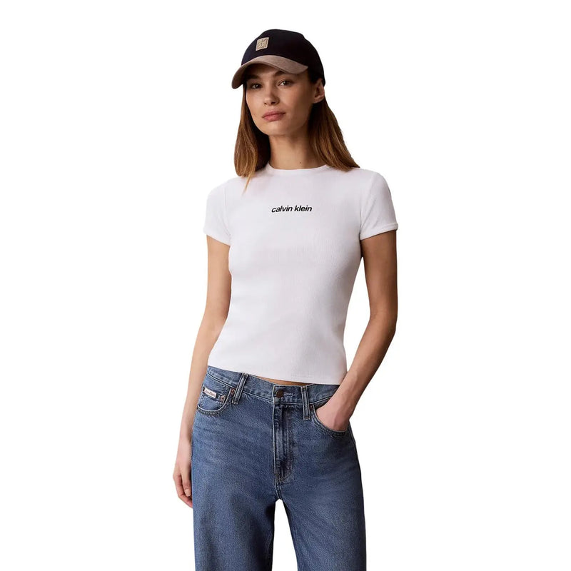 Weiß Calvin Klein Jeans Kurzarm-T-Shirt aus Baumwolle für Damen mit Rundhalsausschnitt und schwarzer Logostickerei.