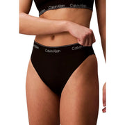 Schwarze, hochgeschnittene Nylon-Slips von Calvin Klein mit weißem Markenlogo am Bund für Damen, geeignet für den Strand.