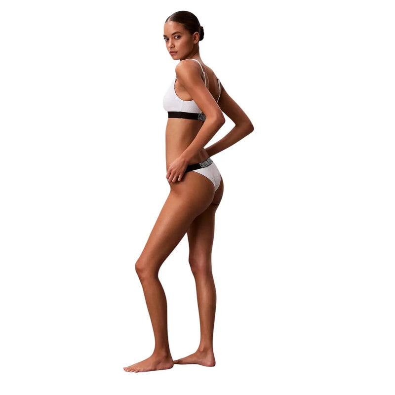 Calvin Klein Jeans Weißes brasilianisches Nylon-Bikini-Set für Damen mit schwarzen Gummibändern, geeignet für den Strand.