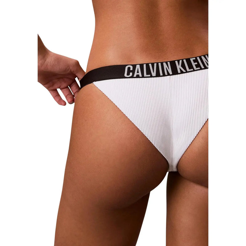 Weißes, geripptes Calvin Klein Nylon-Bikinihöschen im brasilianischen Stil mit schwarzem Bund und weißem Logo für Damen-Strandbekleidung