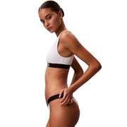 Weißer, gerippter Nylon-Sport-BH mit schwarzem Gummiband und passendem Slip von Calvin Klein Jeans Damen, brasilianische Strandmode