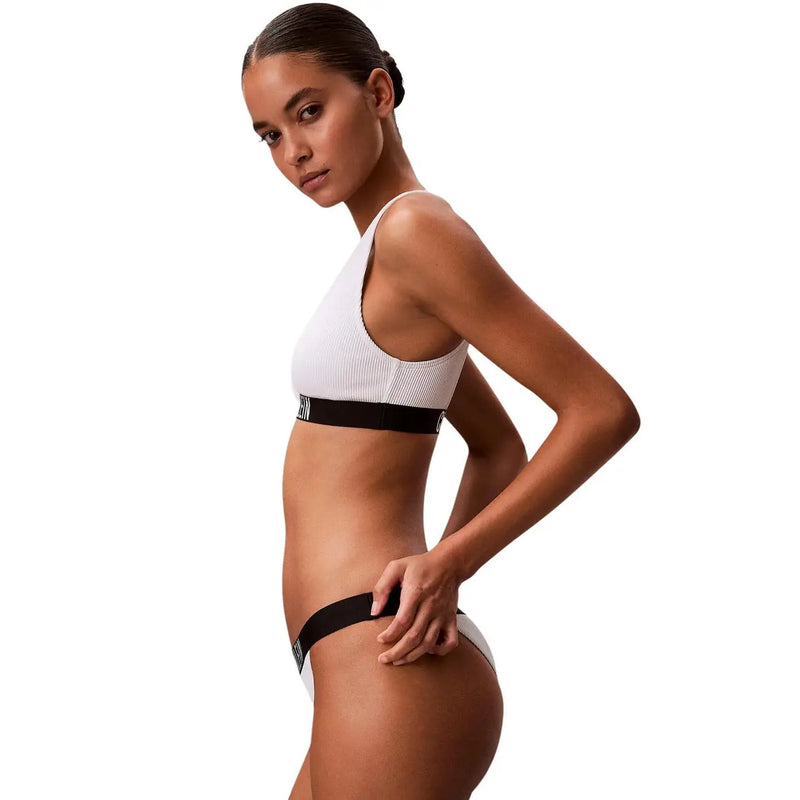Weißer, gerippter Nylon-Sport-BH mit schwarzem Gummiband und passendem Slip von Calvin Klein Jeans Damen, brasilianische Strandmode