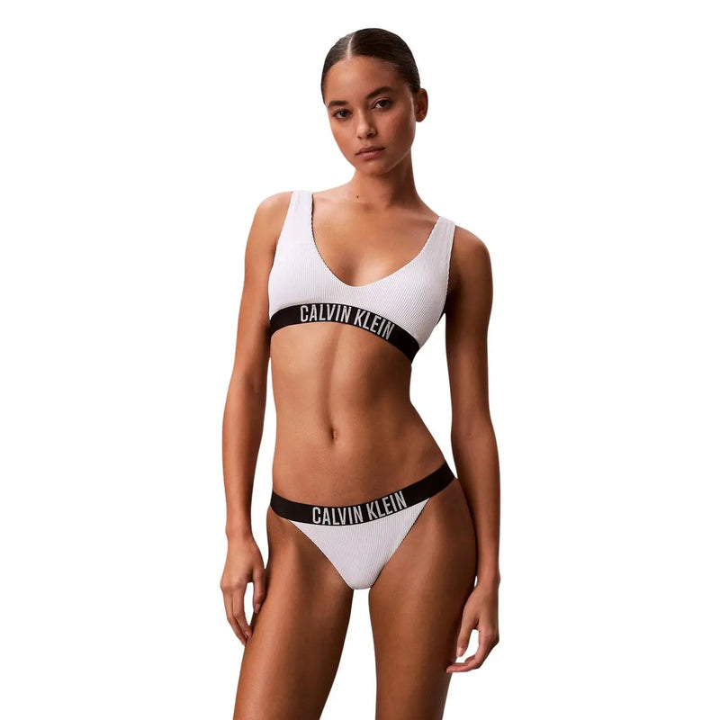 Calvin Klein Jeans Weißes, geripptes Nylon-Bikini-Set für Damen mit schwarzem Logo-Bund für brasilianische Strandmode