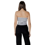Calvin Klein Jeans Damen ärmellos tailliert gerafft top mit schwarz-weißen Streifen in einem trägerlosen Design