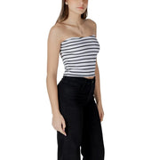 Calvin Klein Jeans Damen weiß gestreift ärmellos top mit einem trägerlosen, schwarz-weißen Design aus weichem Stoff