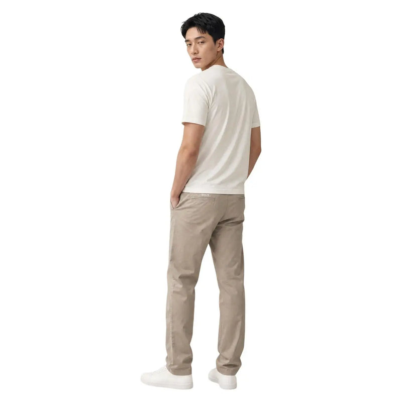 Ein Mann in beiger Baumwolle Calvin Klein Hose und ein weißes t-shirt Abbildung der Vorderseite des Produkts