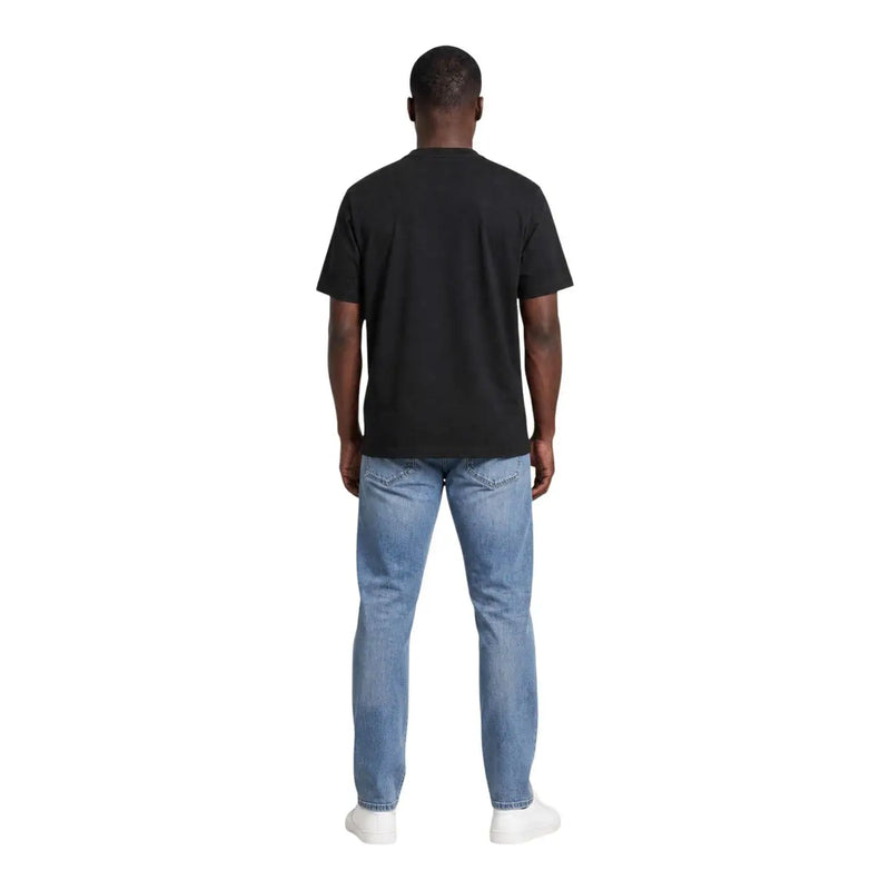 Calvin Klein Schwarzes Herren-T-Shirt aus Baumwolle mit Rundhalsausschnitt und kurzen Ärmeln, getragen von einem Model in Vorderansicht