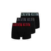 Calvin Klein Herren-Trunks aus schwarzer Baumwolle, 3er-Pack, bestehend aus Boxershorts mit auffälligen roten, grauen und hellblauen Logostreifen.
