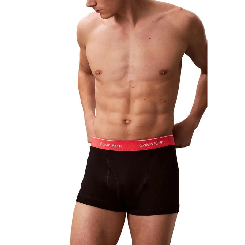 Schwarze Calvin Klein Baumwoll-Trunks mit rotem Bund und weißem Logo im 3er-Pack für Herren