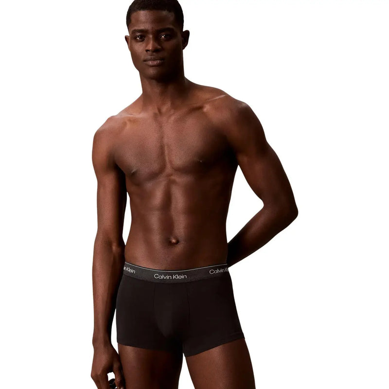 Schwarze Calvin Klein Baumwoll-Trunks mit grauem Bund und weißem Markenlogo, 3er-Packung