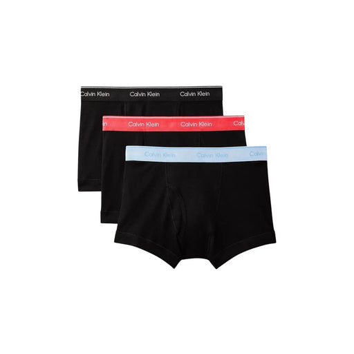 Calvin Klein Herren-Boxershorts aus schwarzer Baumwolle, 3er-Pack, mit kontrastierenden schwarzen, roten und hellblauen Bündchen, von vorne gesehen.