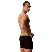 Calvin Klein Herren-Boxershorts aus schwarzem Stretch-Baumwollstoff mit weiß-goldenem Bund, von vorne gesehen