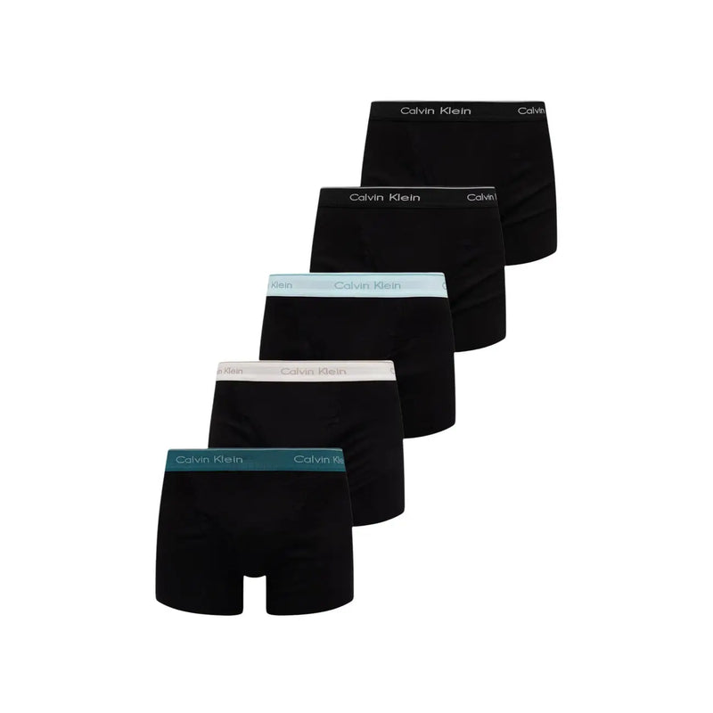 Calvin Klein Herren-Boxershorts aus fuchsiafarbener Baumwolle, 5er-Pack, mit schwarzem Stoff und hellblauen, weißen und türkisfarbenen elastischen Bündchen.