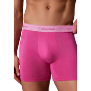 Leuchtendes Pink Calvin Klein Herren-Boxershorts mit passendem lavendelfarbenem Logo-Bund aus weicher Baumwolle, 5er-Packung