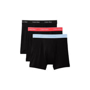 Set aus drei schwarzen Calvin Klein Herren-Boxershorts aus Baumwolle mit rotem, hellblauem und schwarzem Gummibund.