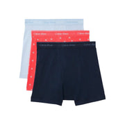Set mit drei Calvin Klein Herren-Boxershorts aus hellblauem, rotem Baumwollstoff mit CK-Logo-Muster und schwarzem Stoff.