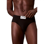 Schwarze Calvin Klein Herren-Baumwoll-Hüftslips mit weißem Etikett, das den Markennamen und den Schriftzug „New York City“ trägt