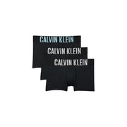 Calvin Klein Herren Baumwoll-Trunks, schwarz, 3er-Pack, bestehend aus schwarzen Boxershorts mit kontrastierenden hellblauen und weißen Logostreifen.
