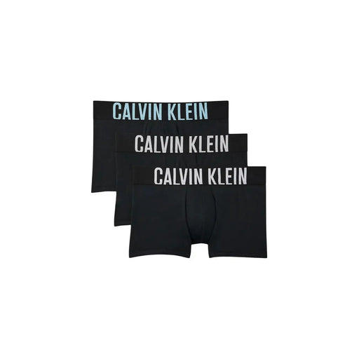 Calvin Klein Herren Baumwoll-Trunks, schwarz, 3er-Pack, bestehend aus schwarzen Boxershorts mit kontrastierenden hellblauen und weißen Logostreifen.