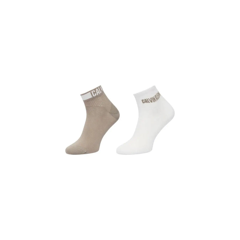 Ein Paar Calvin Klein Herren-Baumwollsocken in Beige und Weiß mit geripptem Bündchen und Logostreifen
