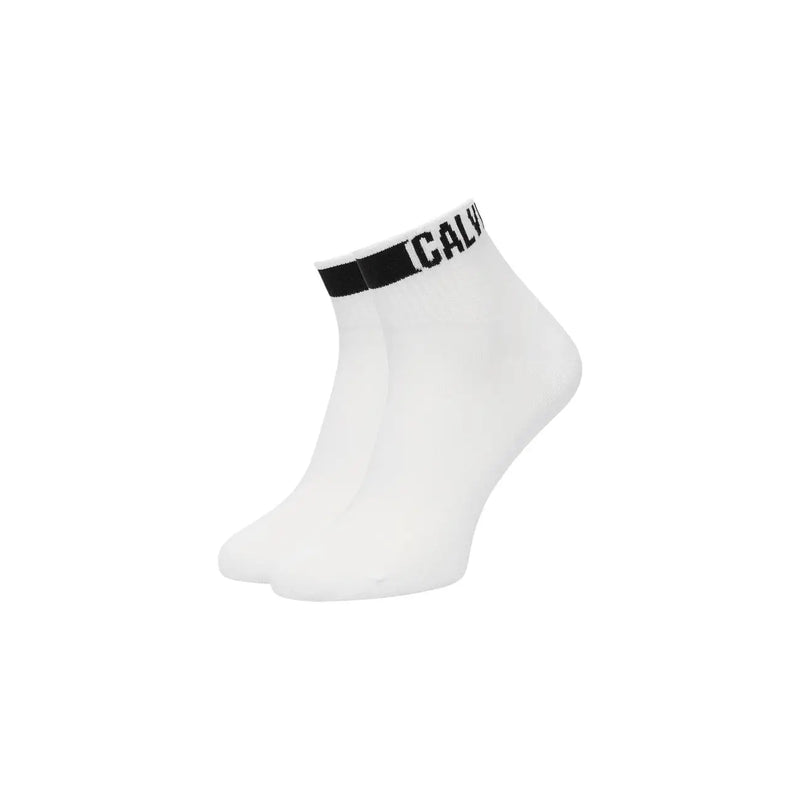 Weiße Baumwoll-Knöchelsocken mit schwarzem Rippbündchen und Calvin-Logo, Teil der Calvin Klein Herren-Baumwollunterwäschekollektion