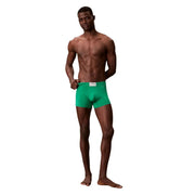 Calvin Klein Grüne Herren-Boxershorts aus Baumwolle mit weißem Bundetikett, das das Design auf der Vorderseite zeigt