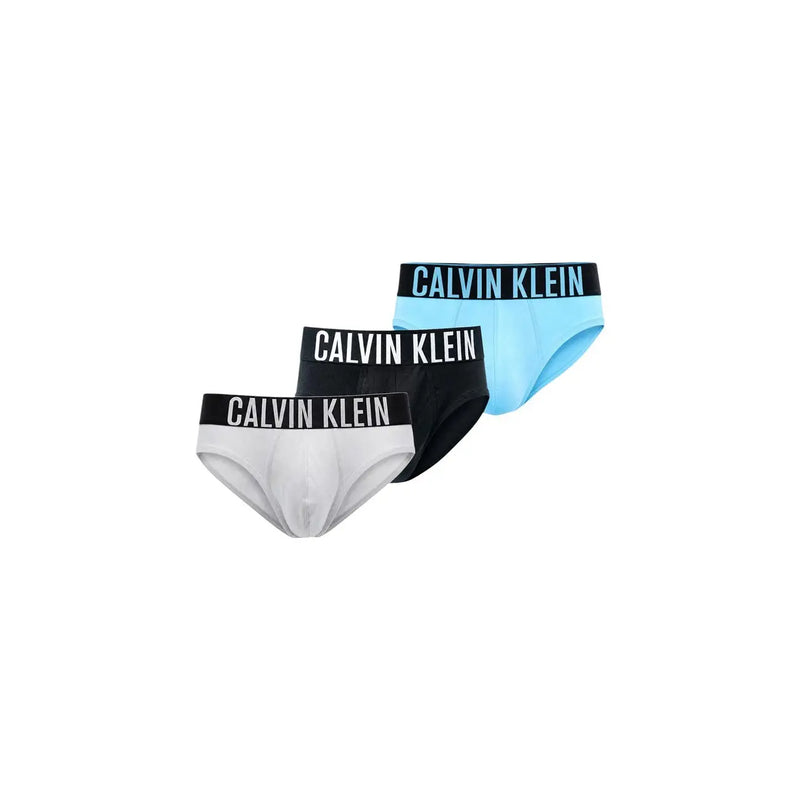 Set mit drei Calvin Klein Herren-Hüftslips aus weißem, schwarzem und hellblauem Baumwoll-Elastan mit kontrastierenden Bündchen.