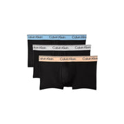 Calvin Klein Herren-Baumwoll-Boxershorts mit niedrigem Bund, 3er-Pack in Schwarz mit hellblauen, weißen und pfirsichfarbenen Gummibündchen.