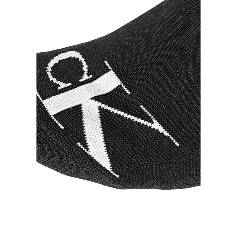 Schwarze Calvin Klein Herrensocken aus Baumwolle mit einem markanten weißen CK-Logo, eingestrickt im 2er-Pack