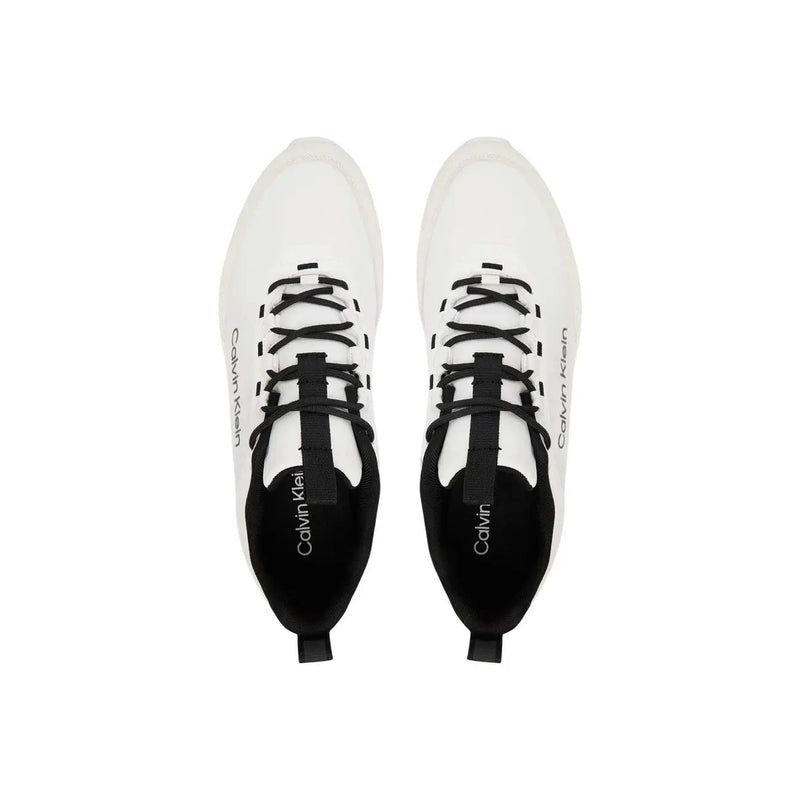 Weiße Calvin Klein Herren-Sneaker aus Polyester mit Schnürung, schwarzen Schnürsenkeln und sichtbaren Markendetails.