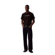 Calvin Klein Schwarzes Herren-T-Shirt aus Baumwolle, klassische Passform, mit weißem Logo auf der Brust
