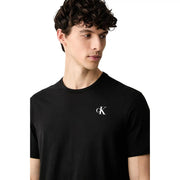 Calvin Klein Schwarzes Herren-T-Shirt aus Baumwolle mit klassischer Passform und weißem, auf die linke Brust gesticktem CK-Logo.