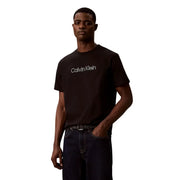 Schwarzes Calvin Klein Herren-T-Shirt aus Baumwolle in klassischer Passform mit weißem Logo auf der Brust