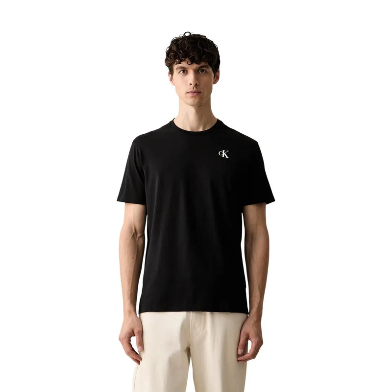 Calvin Klein Schwarzes Herren-T-Shirt aus Baumwolle, klassische Passform, mit kleinem weißen CK-Logo auf der linken Brust.